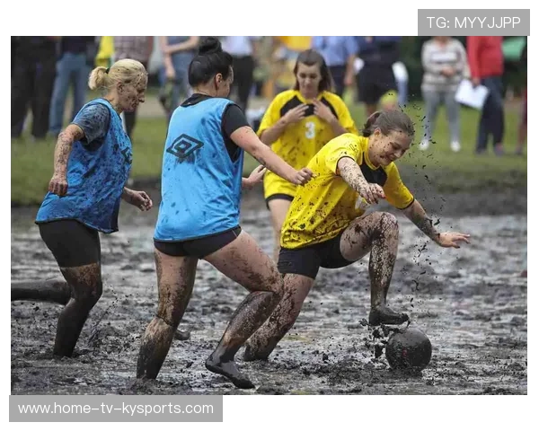 美式足球赛场暴雨成沼泽！球员全身泥浆